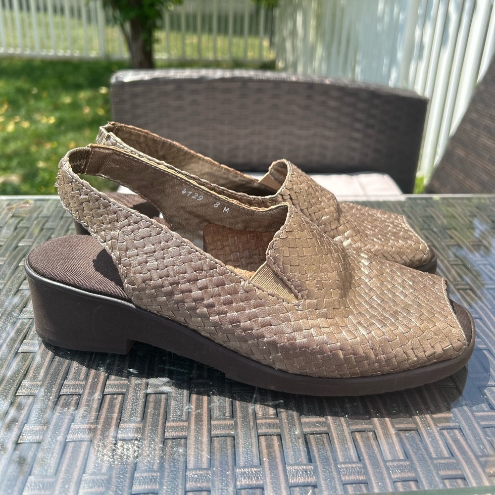 Vintage 90s Andre Assous Metallic Gold Woven Leather Peep Toe Slingbacks 7.5 8